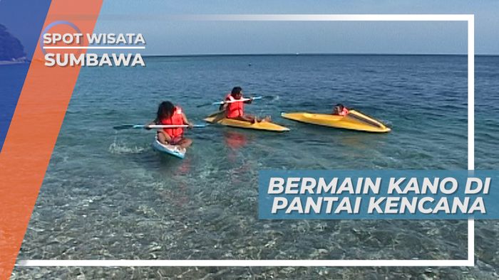 Bermain Kano, Menikmati Kejernihan Air Laut di Pantai Kencana Sumbawa