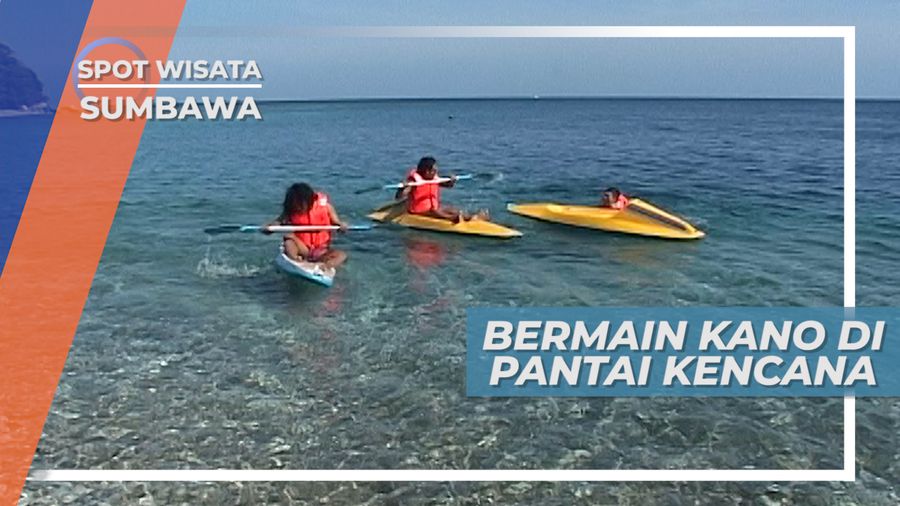Bermain Kano, Menikmati Kejernihan Air Laut di Pantai Kencana Sumbawa