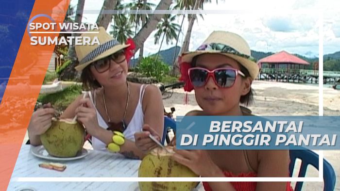 Menikmati Kesegaran Kelapa Muda, Bersantai di Tepi Pantai Sikuai Island Sumatera Barat