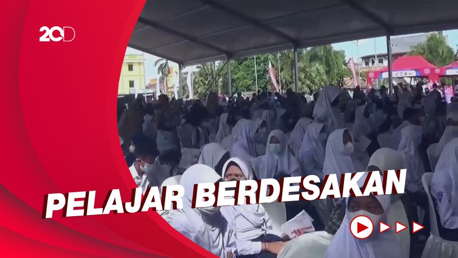 Antrean Vaksinasi Ribuan Pelajar SMP Gowa Timbulkan Kerumunan
