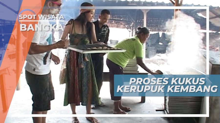 Melihat Langsung Proses Pembuatan Kerupuk Kembang Khas Pulau Bangka