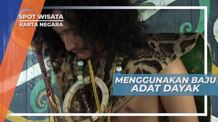 Mencoba Baju Adat Dayak di Desa Budaya Lung Anai Kalimantan Timur