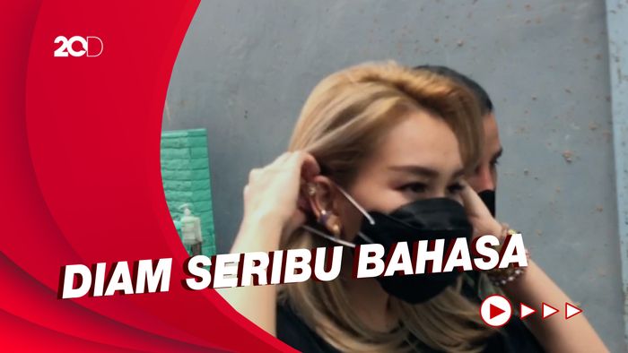 Ayu Ting Ting Bungkam soal Haters Akan Polisikan Keluarganya