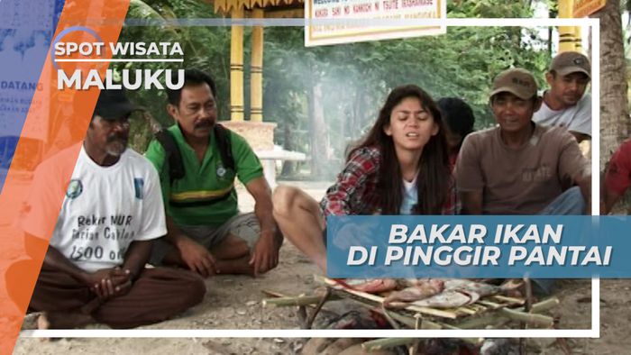 Serunya Bakar Ikan di Pinggir Pantai Ditemani Warga Lokal, Maluku