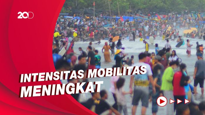 Keramaian Pantai Pangandaran Disorot Jokowi, Sandiaga: Jangan Euforia!