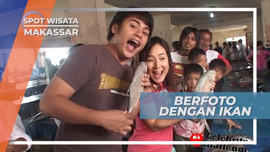 Berfoto dengan Ikan Khas Pasar Ikan Kota Makassar
