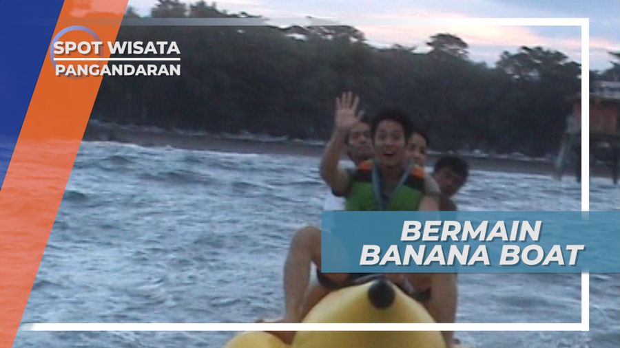 Jatuh Bangun, Serunya Naik Banana Boat di Pantai Batu Karas, Pangandaran