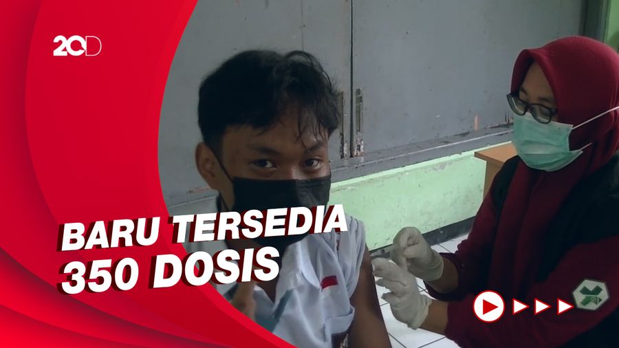 Momen Vaksinasi Siswa SMAN 1 Patokbeusi Subang untuk PTM
