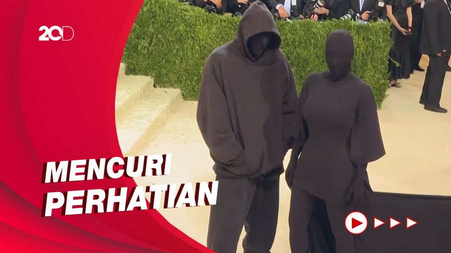 Penampilan Nyeleneh Kim Kardashian dengan Wajah Terbungkus di Met Gala 2021