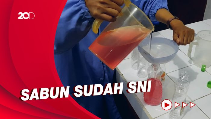 IRT di Tasikmalaya Belajar Produksi Sabun Pembersih Bakteri