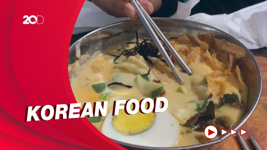 Menyantap Tteokbokki hingga Cheese Ramyun Sambil Lesehan