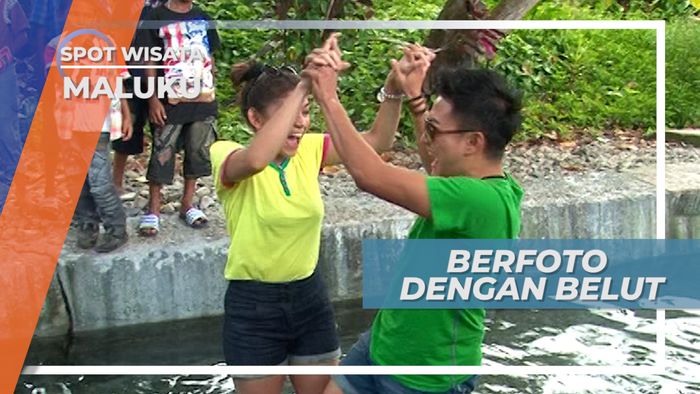 Berfoto Ria Dengan Belut Raksasa di Desa Wai Maluku