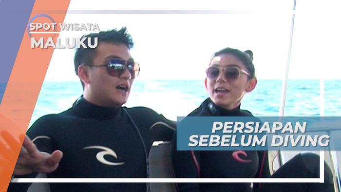 Berperahu Menuju Spot Diving di Kawasan Pantai Santai Maluku