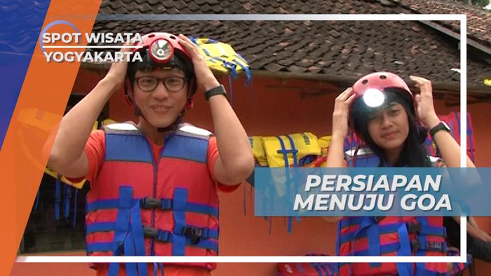 Memakai Alat Keselamatan Untuk Masuk ke Goa Pindul Yogyakarta
