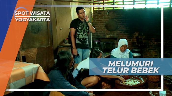 Melumuri Telur Bebek agar Menjad Telur Asin ala Desa Sentolo Kulon Progo Yogyakarta