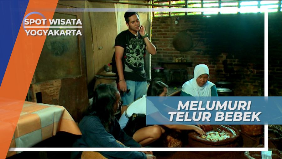 Melumuri Telur Bebek agar Menjad Telur Asin ala Desa Sentolo Kulon Progo Yogyakarta