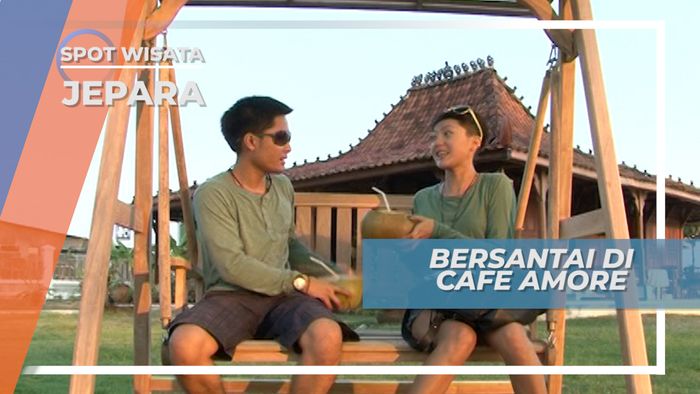 Bersantai di Ayunan Kawasan Wisata Jepara Ditemani Es Kelapa Segar