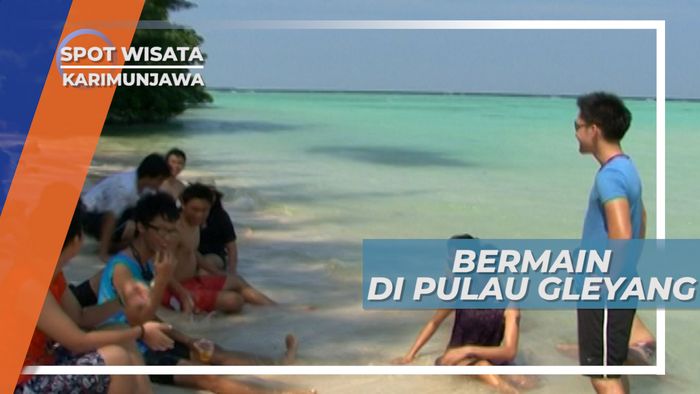 Bermain Pasir Putih di Tepi Pantai Pulau Gleyang Karimunjawa Jepara