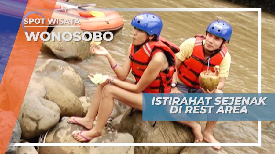 Menikmati Segarnya Es Kelapa Saat Istirahat Rafting, Banjarnegara