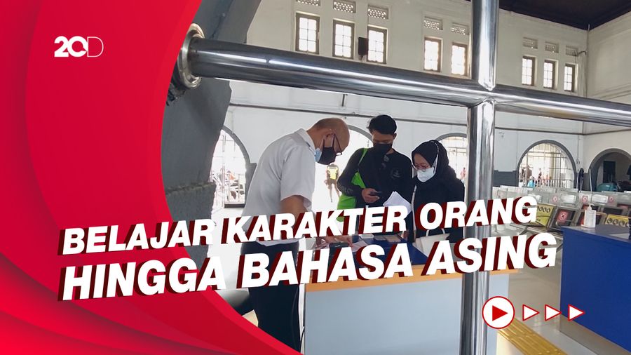 Cerita Mereka yang Pasang Badan di Balik Sibuknya Stasiun Pasar Senen