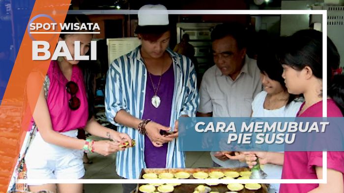 Tangan-Tangan Terampil dan Senyum Ramah Mengiringi Pembuatan Pie Susu Khas Kuliner Bali