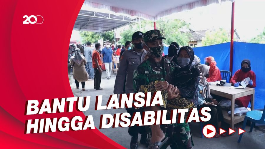Aksi Babinsa Gendong Lansia untuk Bantu Jalani Vaksinasi