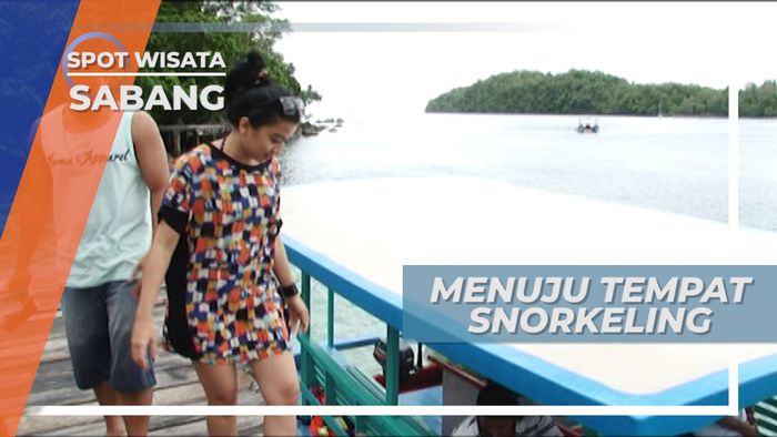 Berperahu Menuju Spot Snorkeling di Pulau Rubiah Sabang