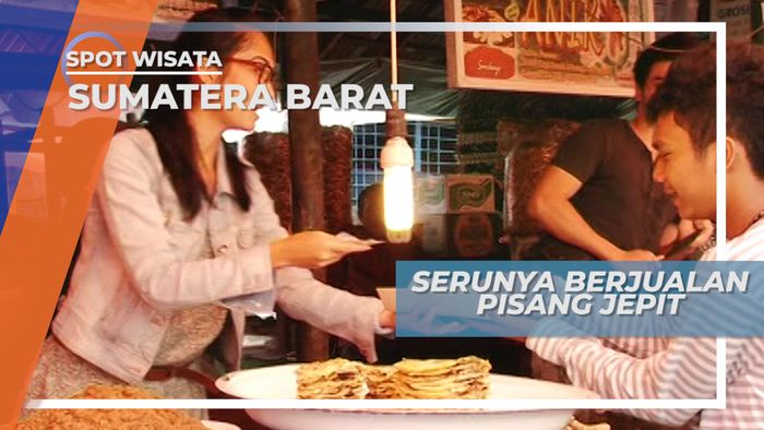 Semakin Ramai Pelanggan, Semakin Serunya Berniaga Pisang Jepit di Pasar Atas Kota Bukittinggi 