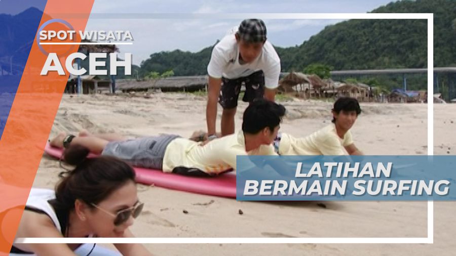 Berlatih Surfing di Pantai Lampuuk Aceh