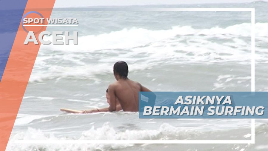 Asiknya Bermain Surfing Pantai Lampuuk Aceh