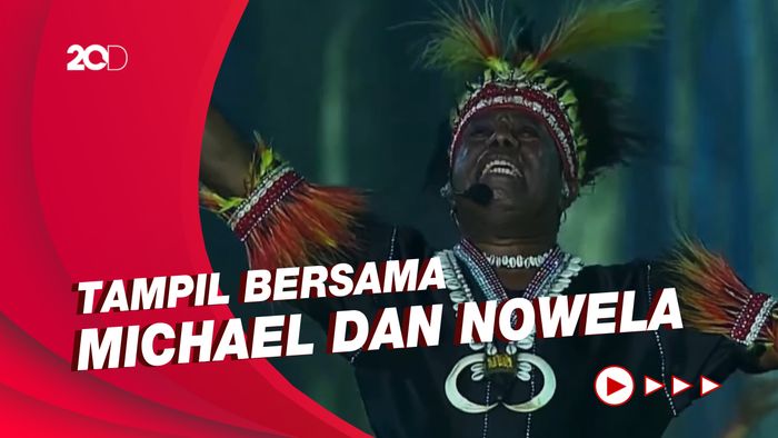 Tangis Edo Kondologit Nyanyikan Aku Papua di Pembukaan PON XX Papua