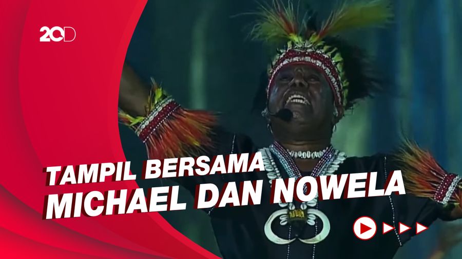 Tangis Edo Kondologit Nyanyikan Aku Papua di Pembukaan PON XX Papua