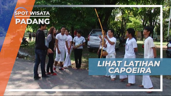 Berlatih Capoiera Diiringi Musik Tradisional, Padang Sumatera Barat