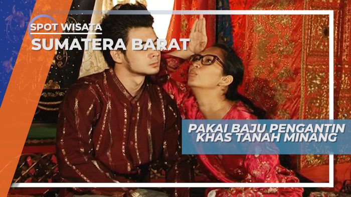 Mencoba Baju Pengantin Khas Tanah Minang, Sumatera Barat