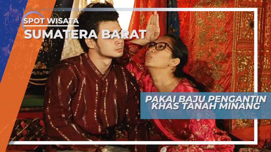 Mencoba Baju Pengantin Khas Tanah Minang, Sumatera Barat