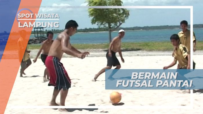 Serunya Adu Tangkas Bermain Futsal Pantai di Lampung