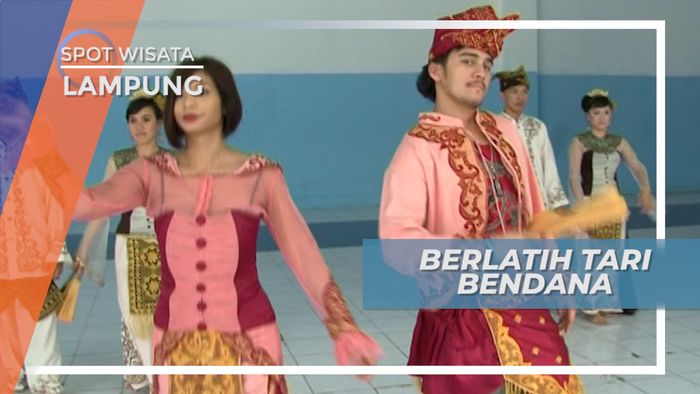 Berlatih Tari Bedana Bersama Para Penari di Pasar Seni Lampung