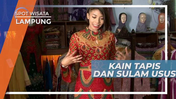 Memakai Pakaian Berbahan Kain Sulam Usus dan Kain Tapis Khas Lampung