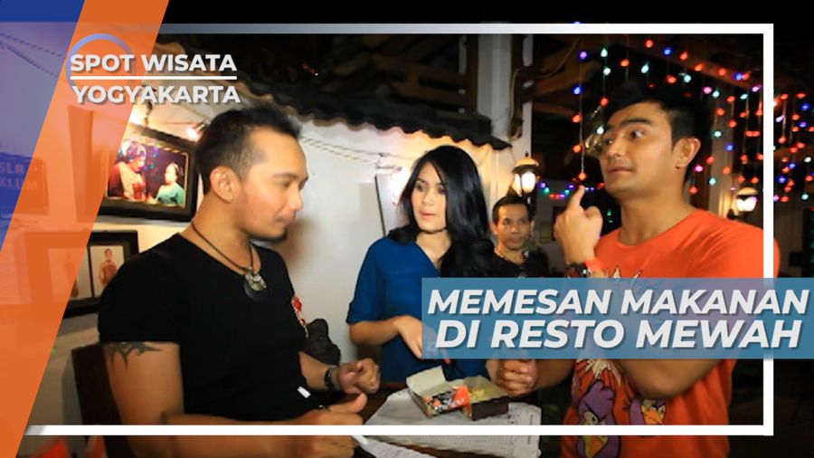 Memesan Es Kelapa Segar dan Kuliner Lezat Khas Yogyakarta