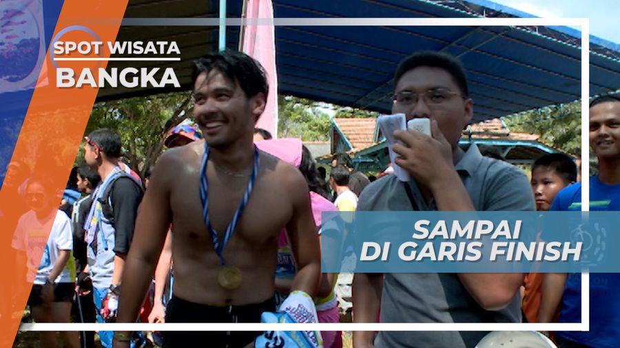 Melewati Pita Garis Finish Perlombaan Triathlon di Bangka