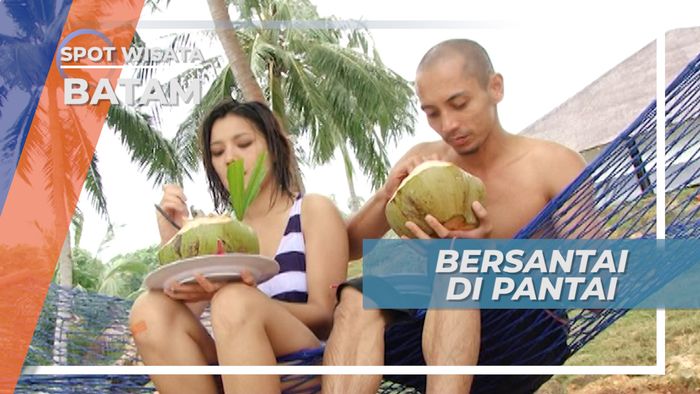 Bersantai Di Tepian Pantai Nongsa yang Indah Ditemani Segarnya Air Kelapa Muda