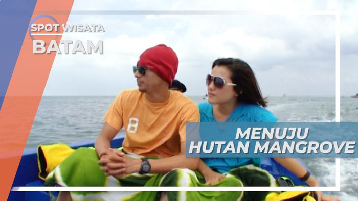 Jalan Santai Tepi Pantai di Turi Beach Batam