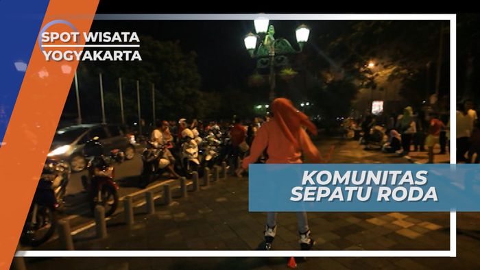 Meluncur di Tepi Jalan Malioboro Menggunakan Sepatu Roda, Yogyakarta