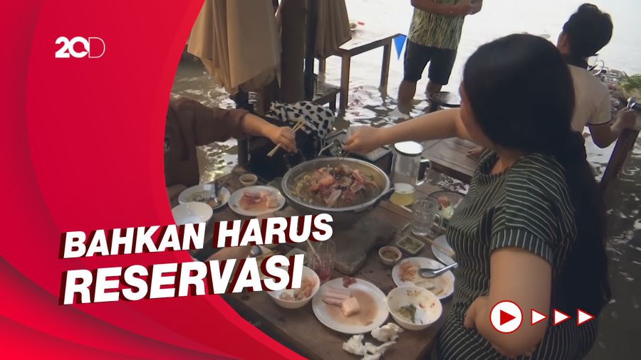 Sensasi Makan di Restoran yang Kebanjiran, Tertarik?