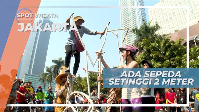 Sepeda Aneh dengan Tinggi 2 Meter, Jakata