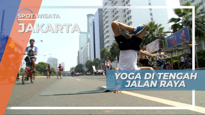Yoga Di Tengah Jalan Hanya Bisa Dicoba di Car Free Day Jakarta