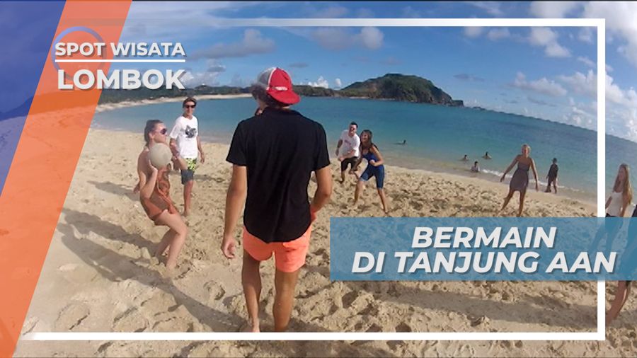 Asiknya Bermain Lempar Bola, di Pinggir Pantai Tanjung Aan, Lombok
