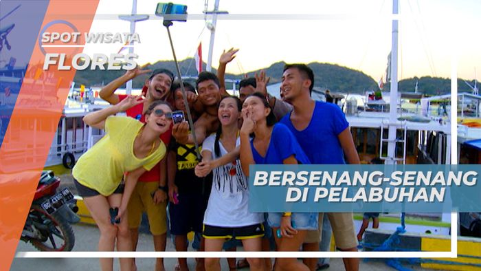 Bersenang-senang di Pelabuhan Menunggu Kedatangan Kapal, Flores