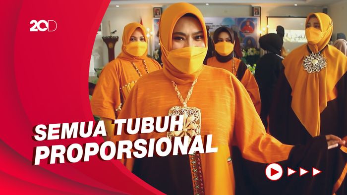 Aksi Para Ibu-ibu Jadi Model Fashion Show Busana Muslim