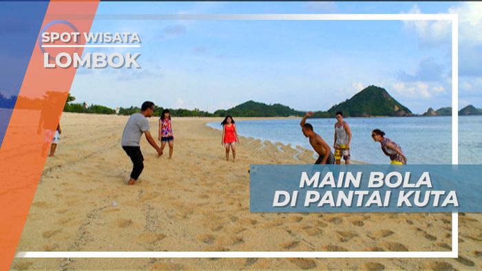 Serunya Bermain Bola di Pinggir Pantai Kuta, Lombok